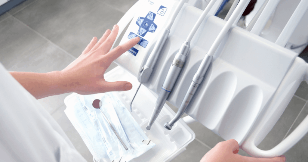 歯科医院で治療前の相談や説明を受けることをイメージした診療機器の写真