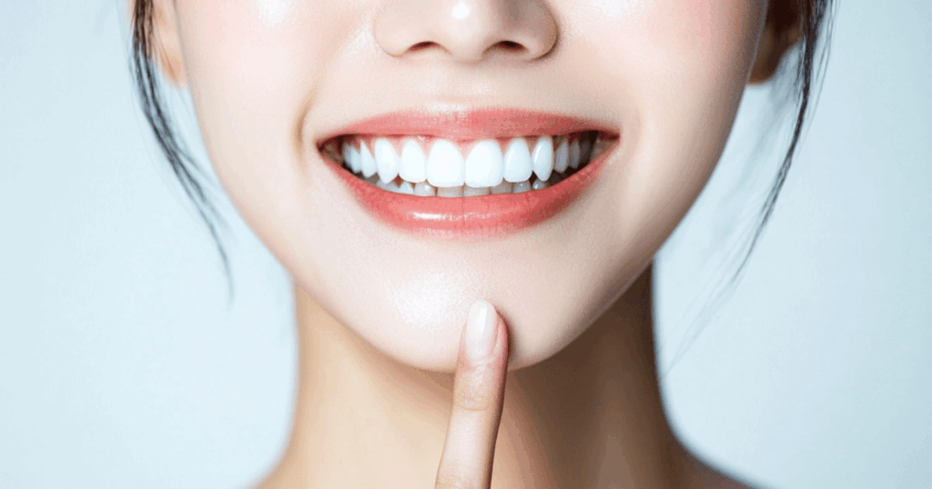 セラミック治療後にきれいな歯を長持ちさせるポイントをイメージした口元の写真