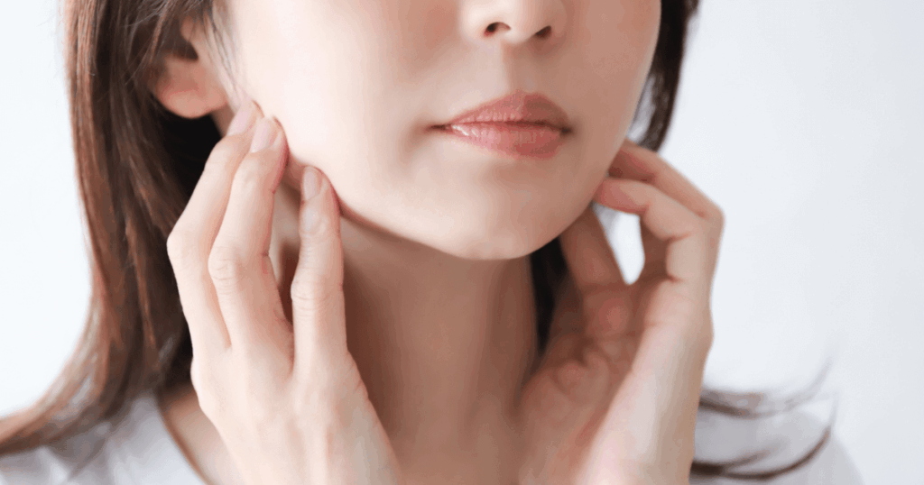 セラミック治療後に起こりやすい違和感やトラブルをイメージした口元の写真