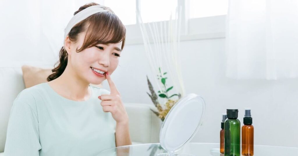 前歯を悩む女性