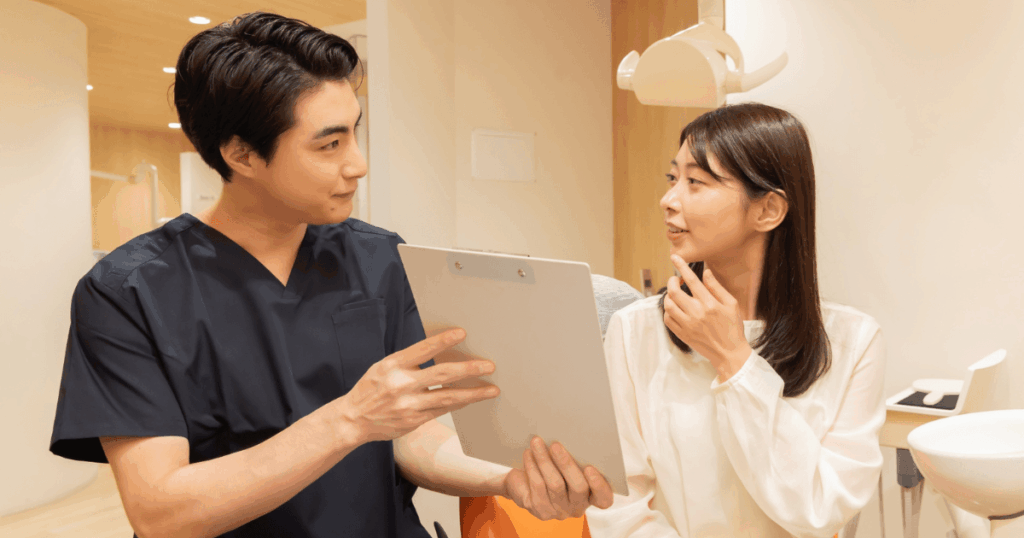 カウンセリングを受けながら審美治療を検討するイメージ