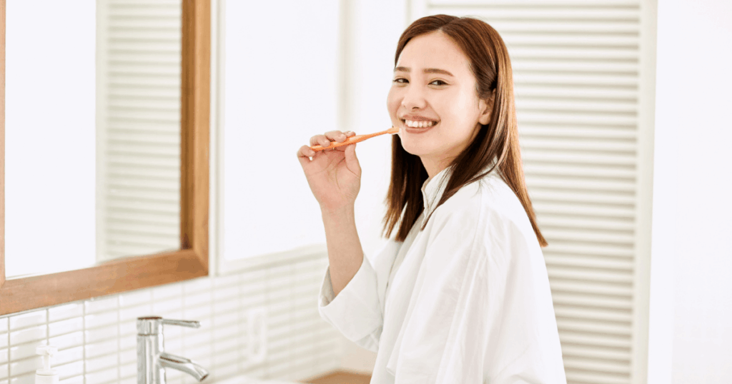 歯磨きをする女性